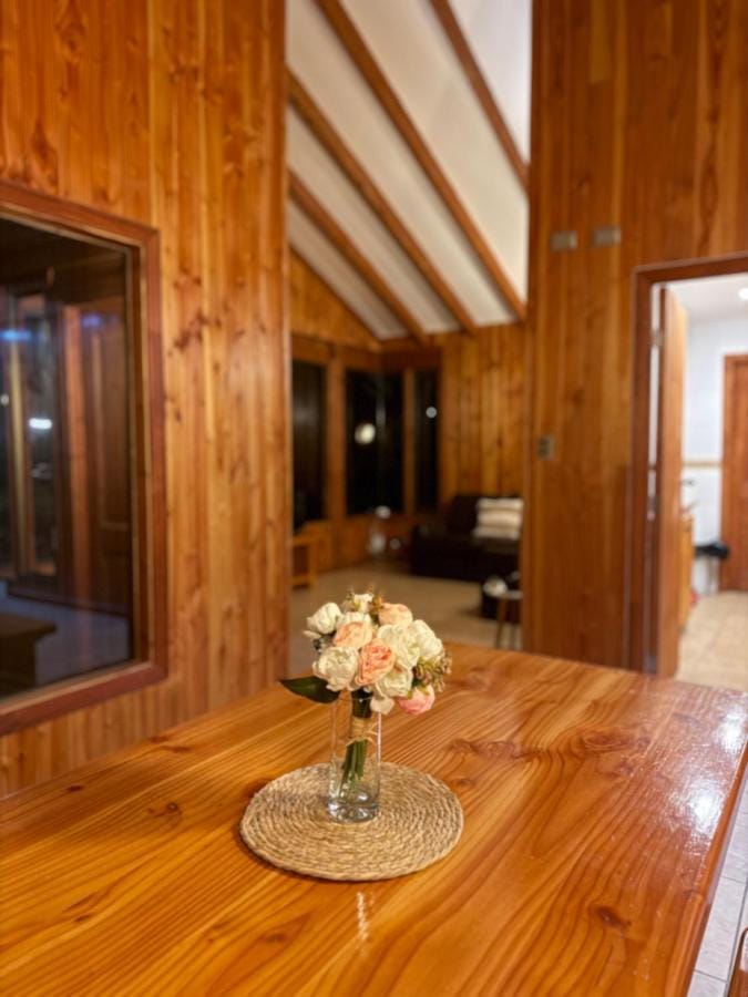 Comedor de madera nativa de la Suite Tuwa