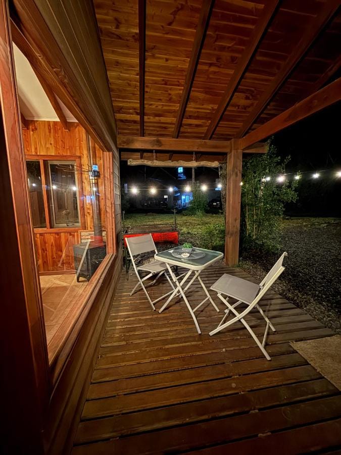 Terraza de la Suite Tuwa iluminada de noche