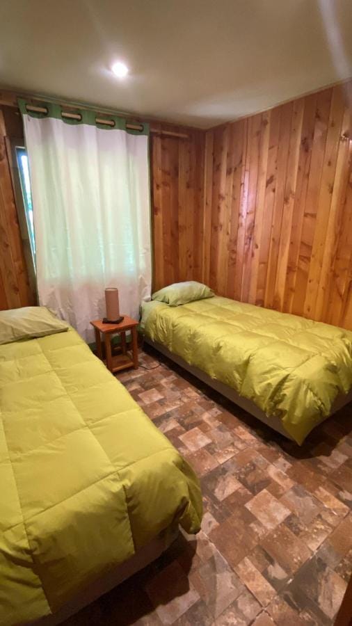 Dormitorio de la Casa del Bosque con dos camas