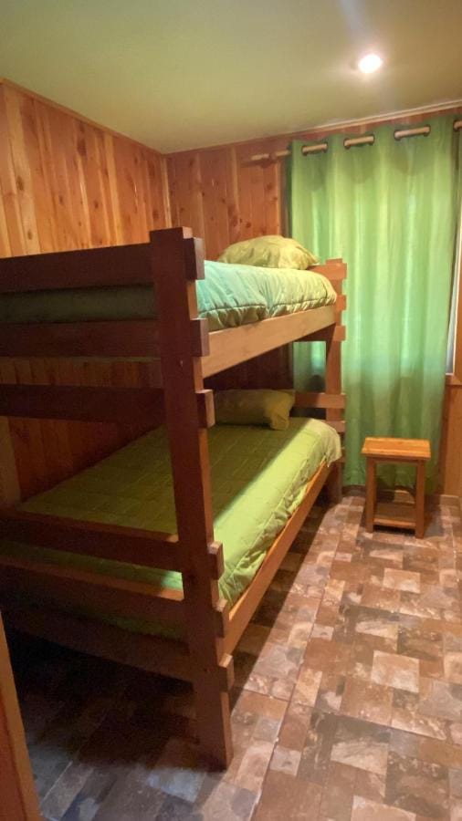 Dormitorio con literas de la Casa del Bosque