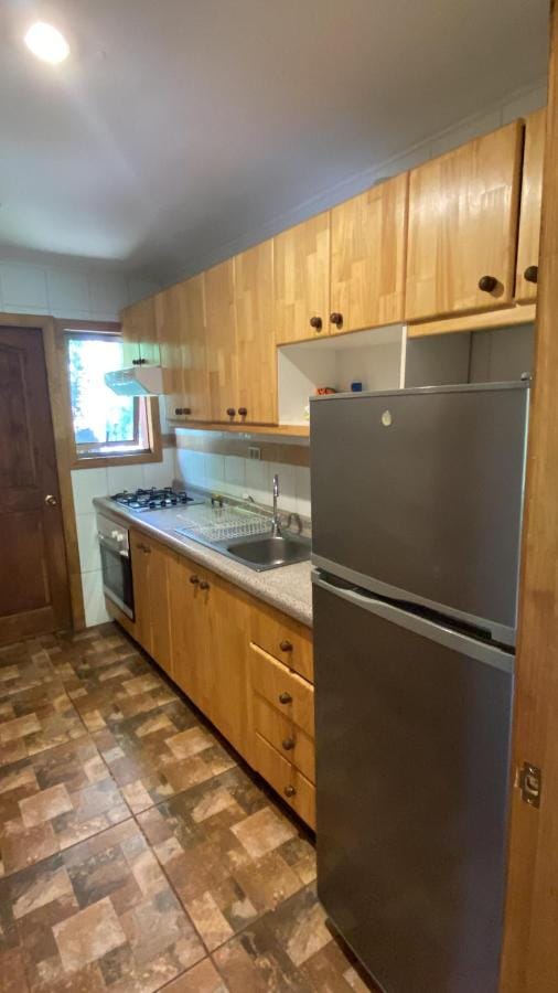 Cocina equipada de la Casa del Bosque con refrigerador