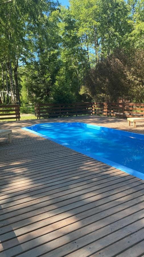 Piscina al aire libre junto a las suites
